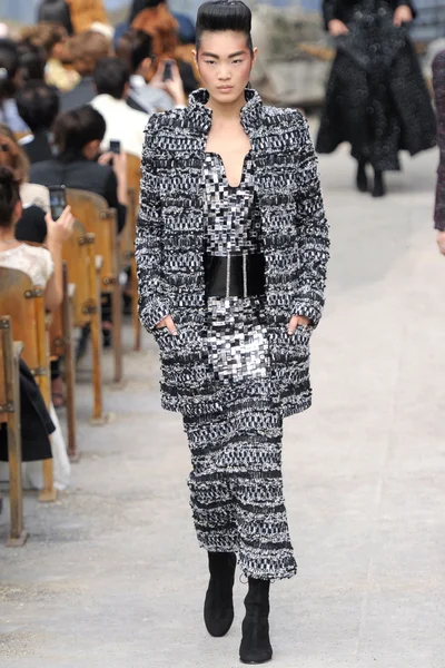 Look 16